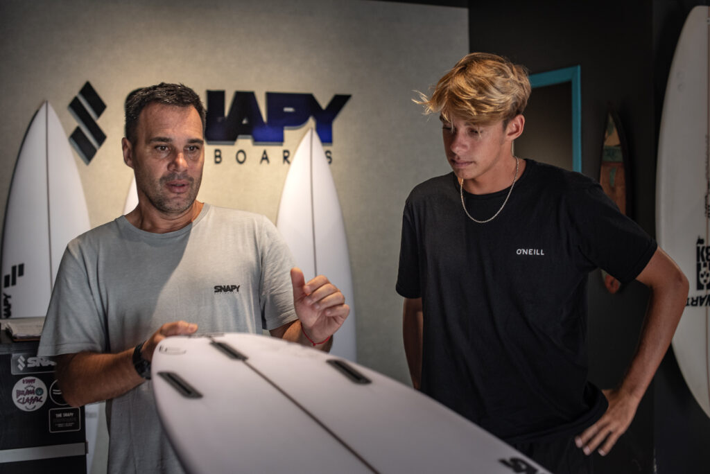 Promessa do surf brasileiro esteve na Snapy para pegar um quiver novo e finalizar os preparativos para a temporada havaiana