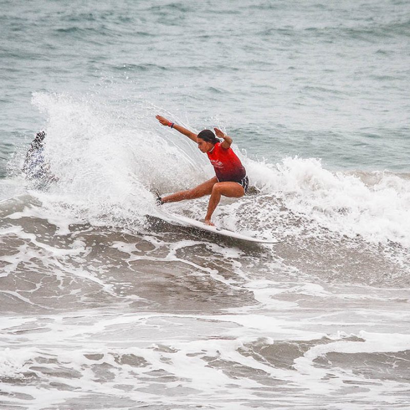Surfista catarinense é uma das grandes promessas do surf feminino brasileiro (Foto: CBSurf/Divulgação)